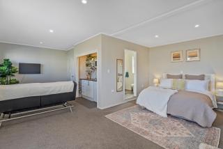 Wharf Landing - Harbour View with Sunny Balcony, Walk to Town - 7