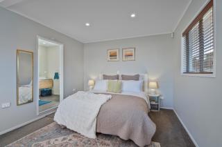 Wharf Landing - Harbour View with Sunny Balcony, Walk to Town - 6