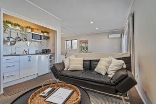 Wharf Landing - Harbour View with Sunny Balcony, Walk to Town - 3