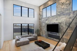 Modern Designer Retreat Near Orangeville - 7
