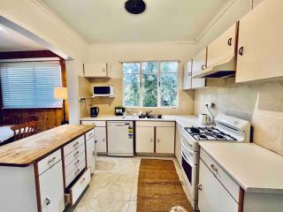 Cozy 5 br home in a central location to everywhere - 4