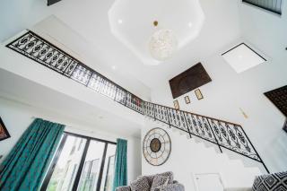 Grand Lakefront Retreat - 7