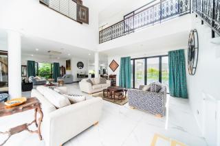Grand Lakefront Retreat - 9