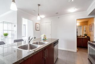 1BR Downtown Hub - Stadium Parks & Skyline Views - 5