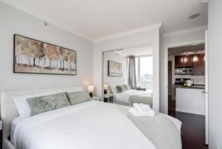 1BR Downtown Hub - Stadium Parks & Skyline Views - 8