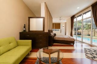 Batu Pahat Santalia Villa 4BR 12pax Private Pool by Our Stay - 9