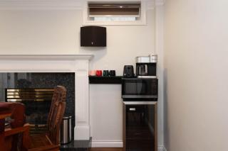 Comfort Spacious 2-BR Suite in Arbutus - 5