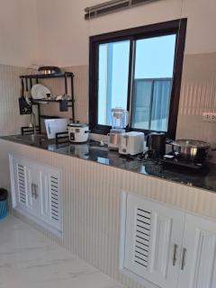 5 minutes to Beaches, Cafes, Shops, 2 Aircons, King Bed - 0