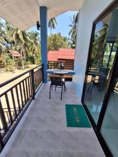 5 minutes to Beaches, Cafes, Shops, 2 Aircons, King Bed - 7