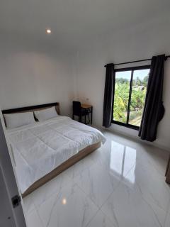 5 minutes to Beaches, Cafes, Shops, 2 Aircons, King Bed - 3