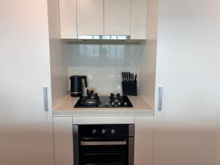 Horizon by Courtney Rogers - 2 bedroom apartment with skyline views, parking, heated infinity pool, fitness centre - Brisbane - 6