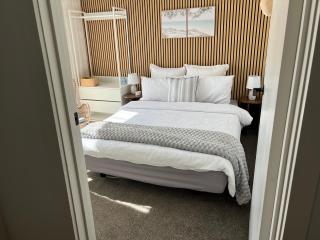 Private Entry Guest Suite- 6 minutes to Airport - 5