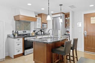 Mountain Bliss Spacious 2BR with Pool and Hot Tub - Canmore - 8