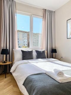 Bright & Cozy Apartment for 6 Guests & Free Stree Parking - 5