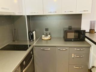 Bright & Cozy Apartment for 6 Guests & Free Stree Parking - 3