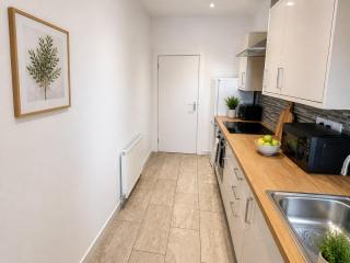 5 Bed, Free Park Multiple Van, 1Mile from City Centre - 4