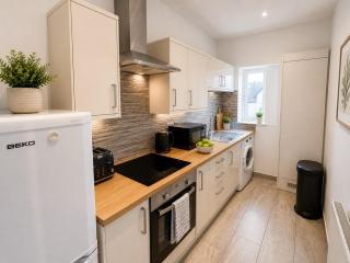 5 Bed, Free Park Multiple Van, 1Mile from City Centre - 3