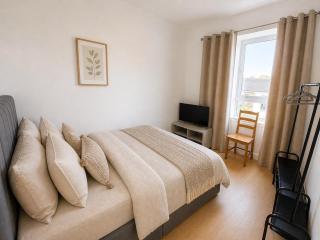 5 Bed, Free Park Multiple Van, 1Mile from City Centre - 1