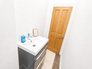 5 Bed, Free Parking, Near City Centre - 8