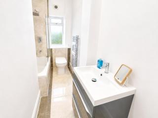 5 Bed, Free Parking, Near City Centre - 6