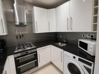 5 Bed, Free Parking, Near City Centre - 3
