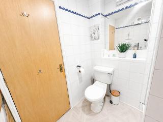 2BR West End, Sleeps 4, Free Parking - 9