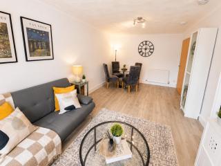 2BR West End, Sleeps 4, Free Parking - 3