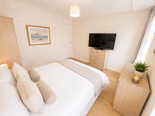 3BR, Free Parking, Near City Centre & Motorways - 0