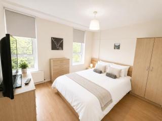 3BR, Free Parking, Near City Centre & Motorways - 9