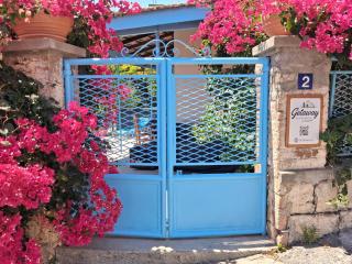 The Almond House Traditional Mountain Retreat with Orchard Views - 2