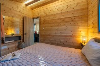 Seaview Wooden Cabin with Jacuzzi - 7