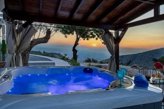 Seaview Wooden Cabin with Jacuzzi - 3