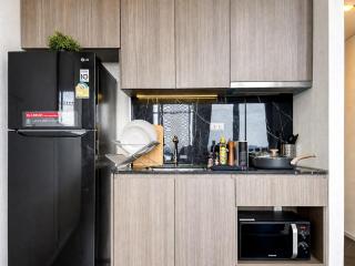Elegant 1BR Condo - Ultra Fast WiFi - BTS On-Nut - 8
