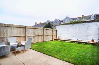Bredon Court by Signature Stays - Modern - Beach - Parking - 8