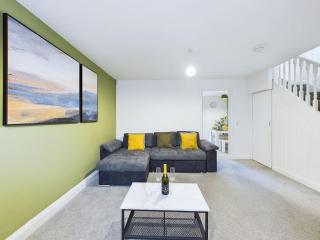 Bredon Court by Signature Stays - Modern - Beach - Parking - 3