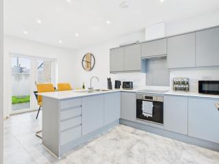 Harveys Yard by Signature Stays, Hayle Modern Coastal Home, Sleeps 7 - 5