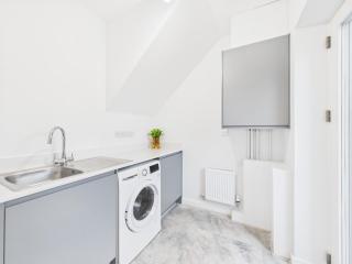 Harveys Yard by Signature Stays, Hayle Modern Coastal Home, Sleeps 7 - 3