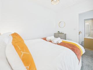 Harveys Yard by Signature Stays, Hayle Modern Coastal Home, Sleeps 7 - 2