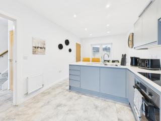 Harveys Yard by Signature Stays, Hayle Modern Coastal Home, Sleeps 7 - 4