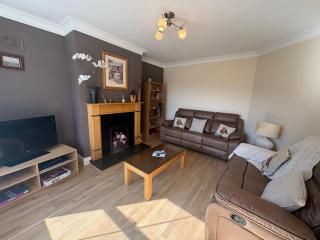 3 bedroom home with sea views from the front - 9