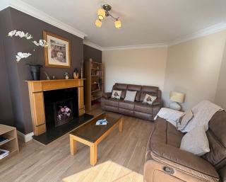 3 bedroom home with sea views from the front - 8
