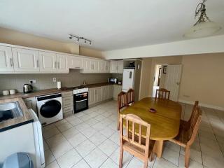 3 bedroom home with sea views from the front - 4