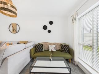 Harveys Yard by Signature Stays, New Hayle Luxury Stay, Walk to Beach, Sleeps 7 - 8