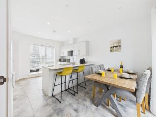 Harveys Yard by Signature Stays, New Hayle Luxury Stay, Walk to Beach, Sleeps 7 - 7