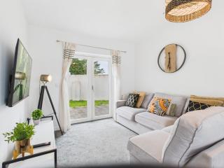 Harveys Yard by Signature Stays, New Hayle Luxury Stay, Walk to Beach, Sleeps 7 - 6