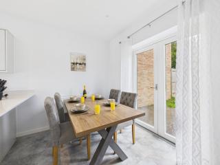 Harveys Yard by Signature Stays, New Hayle Luxury Stay, Walk to Beach, Sleeps 7 - 4