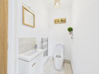 Harveys Yard by Signature Stays, New Hayle Luxury Stay, Walk to Beach, Sleeps 7 - 1