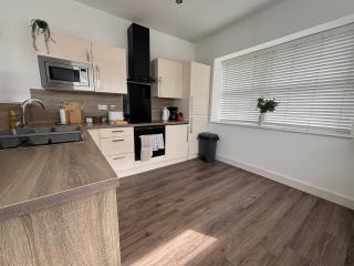 Stylish 2 bed 2 bath City Centre Apartment with Parking - 9