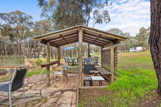 Peaceful 6-Acre Grampians Ridge Retreat Sleeps 10 - 7