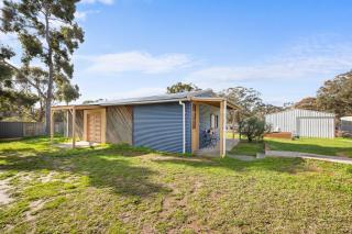 Peaceful 6-Acre Grampians Ridge Retreat Sleeps 10 - 2